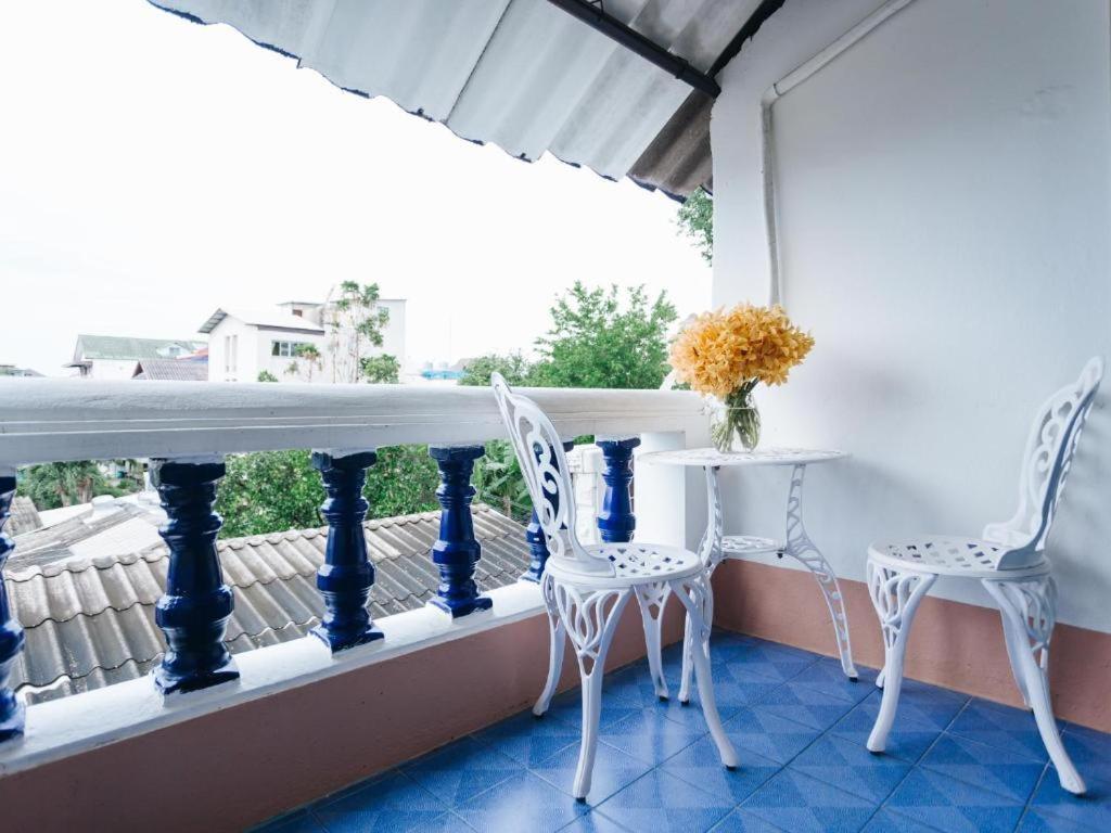 Hotel Rendezvous Oldtown Chiangmai à Chiang Mai Extérieur photo